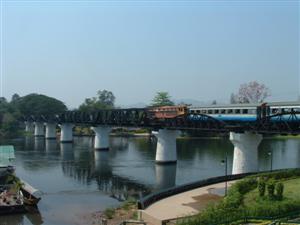 Besuche die berhmte Brcke ber den Flu Kwai, Floating Market, Hllenfeuerpass und die wunderschne Erawan Wasserfllen in Kanchanaburi Thailand