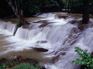 Besuche die berhmte Brcke ber den Flu Kwai, Floating Market, Hllenfeuerpass und die wunderschne Erawan Wasserfllen in Kanchanaburi Thailand